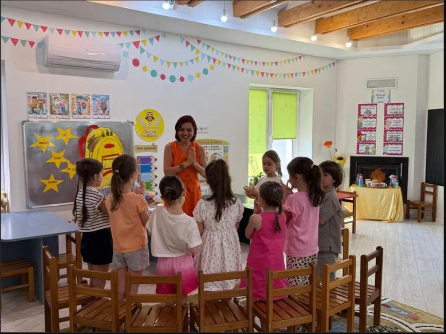 Copii la activități în sala de grupă a grădiniței Cheițele Cunoașterii