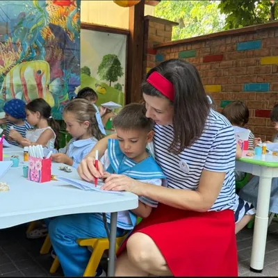 Copii la activități de grup în sala de clasă
