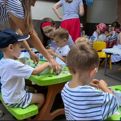 Copii jucându-se în curtea grădiniței