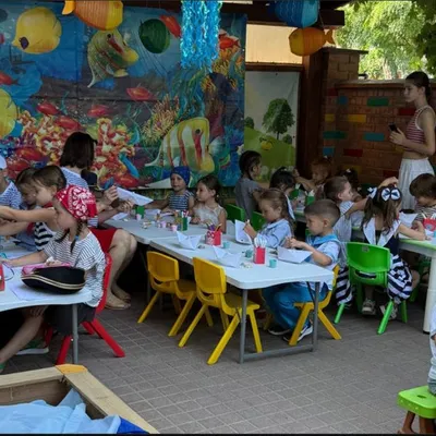 Copii la masă în timpul unei activități educative