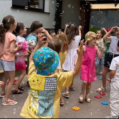 Moment de joacă în grup la grădiniță